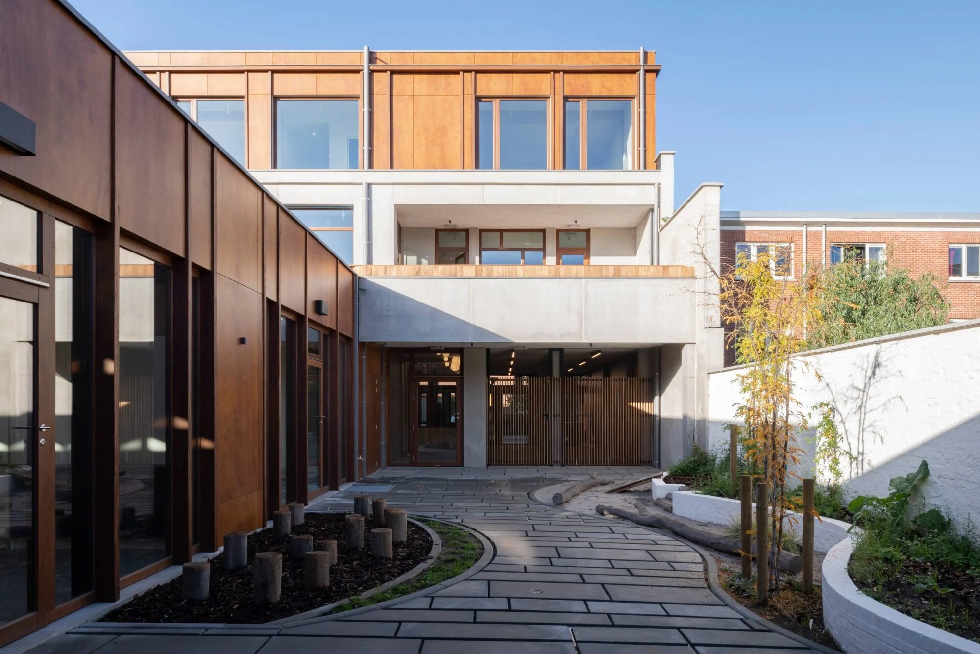 Natural timber cladding at KDV Apollostraat 02