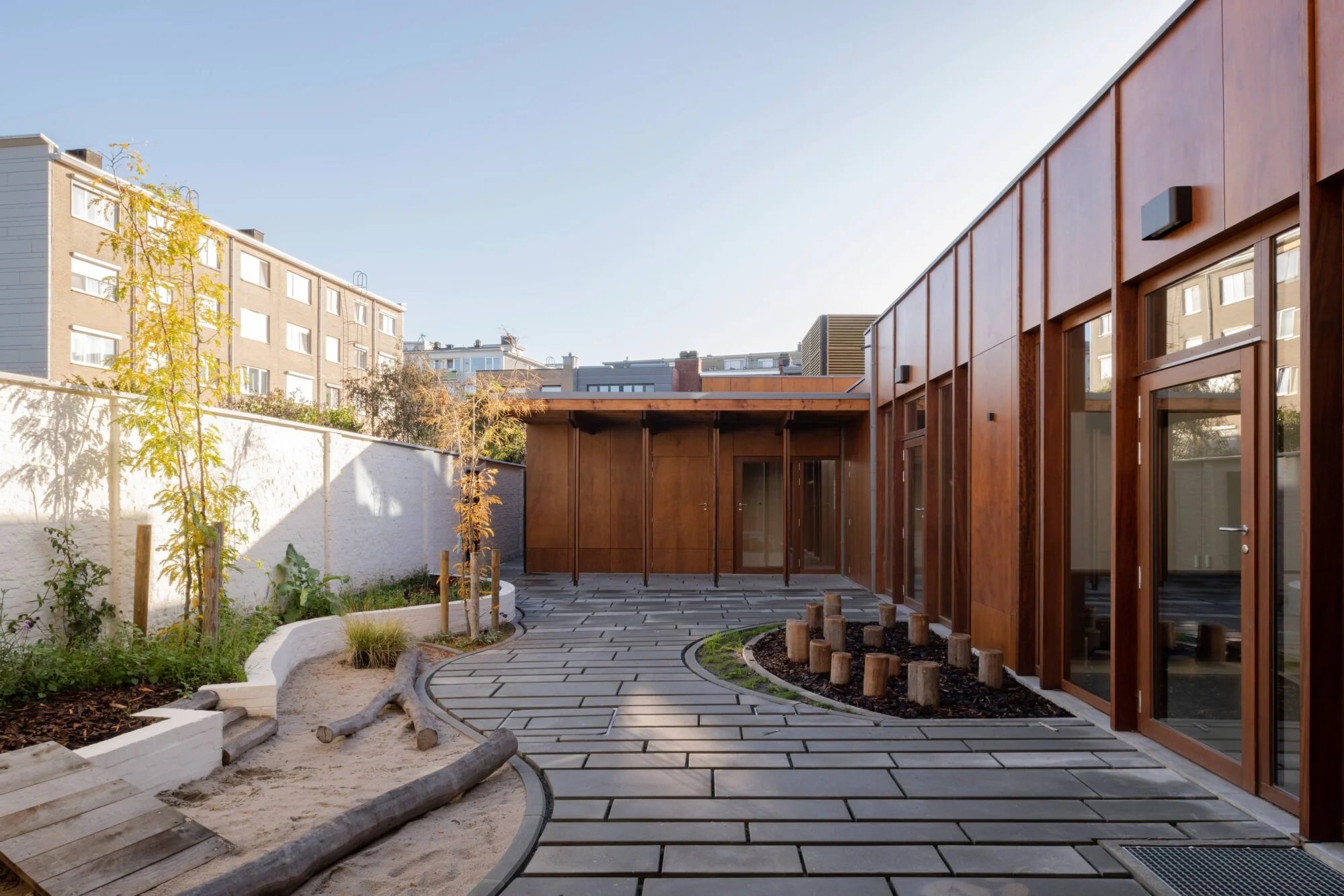 Natural timber cladding at KDV Apollostraat 01