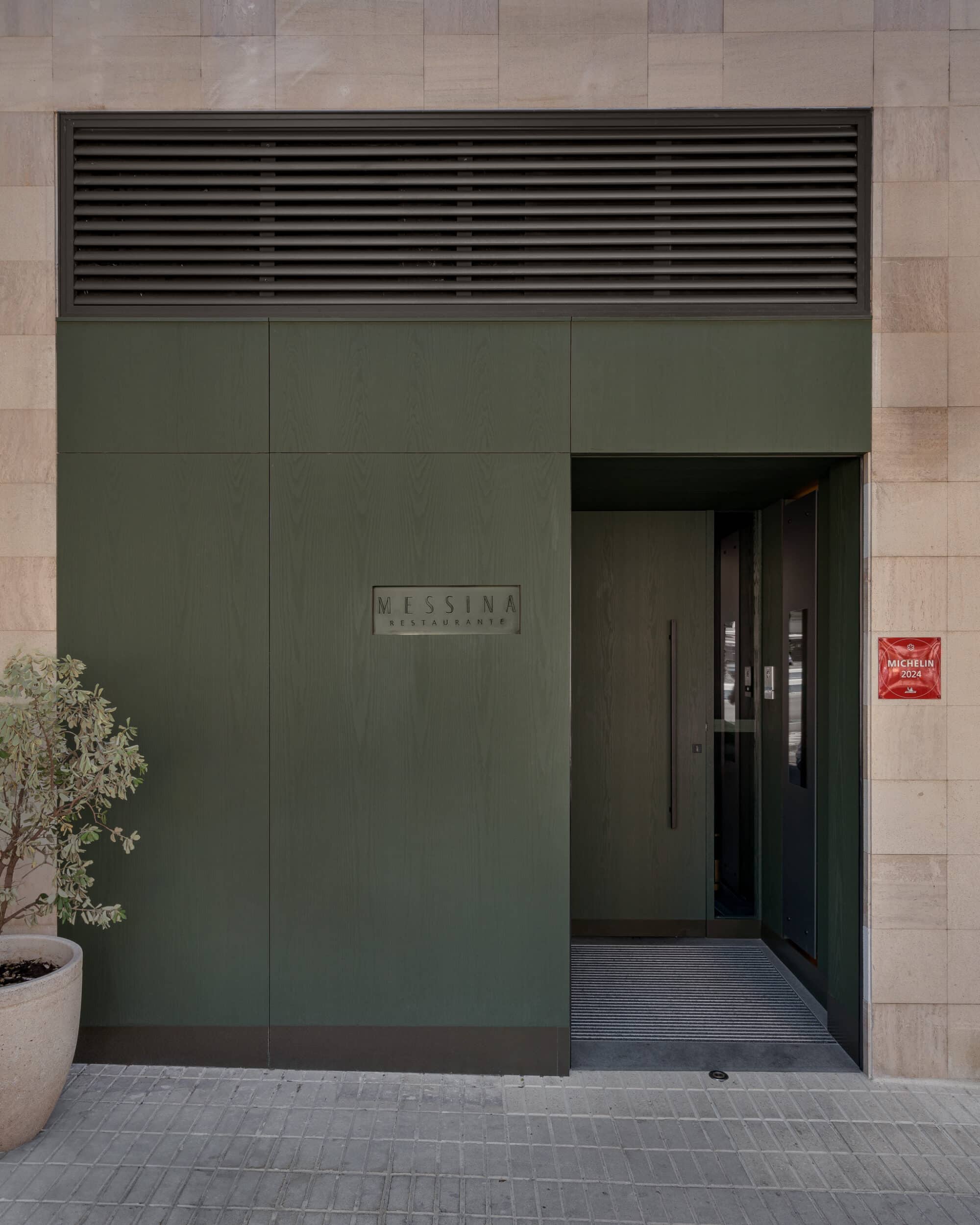 Interior and exterior cladding at Messina restauranMessina Restaurant 04