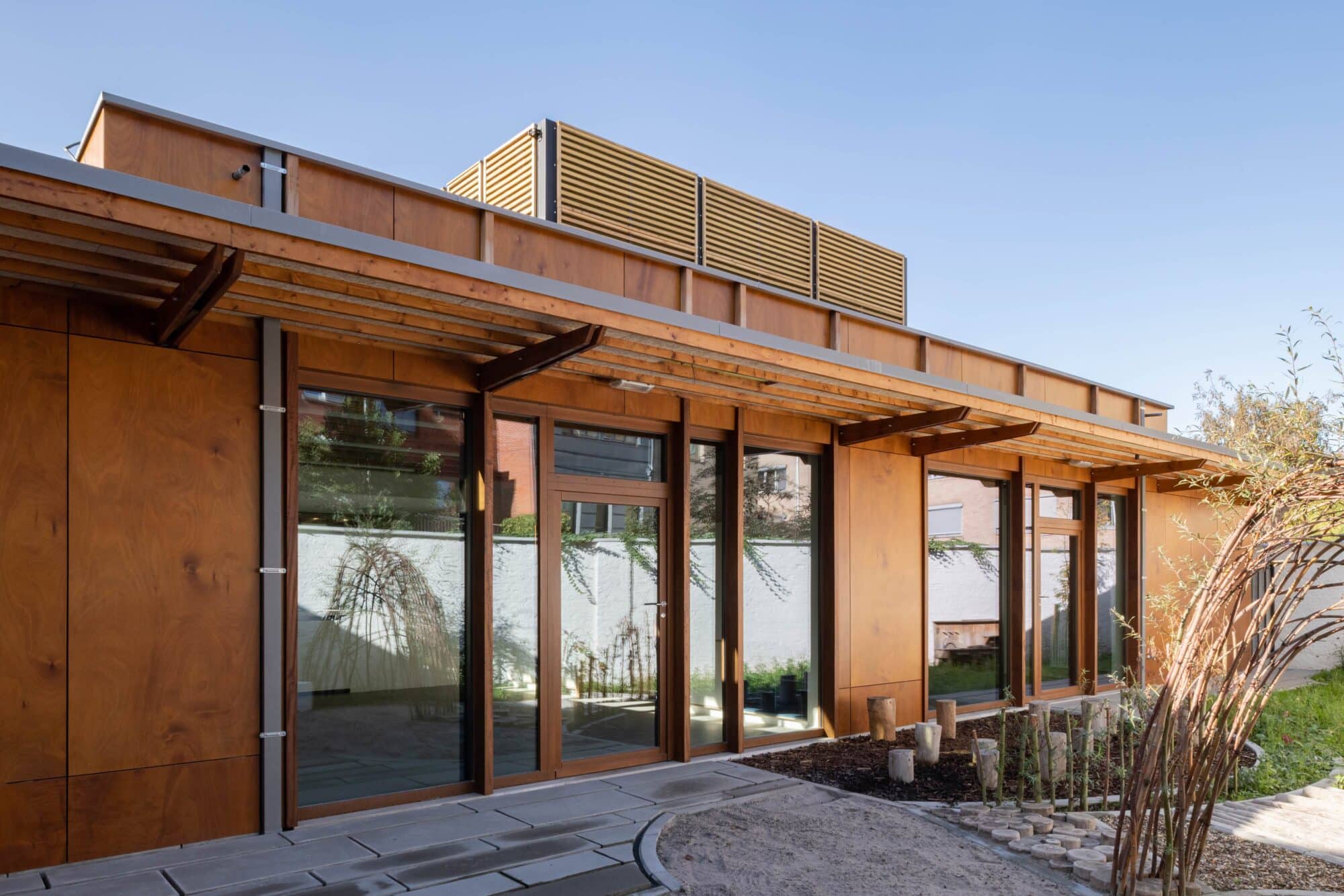 Natural timber cladding at KDV Apollostraat 05