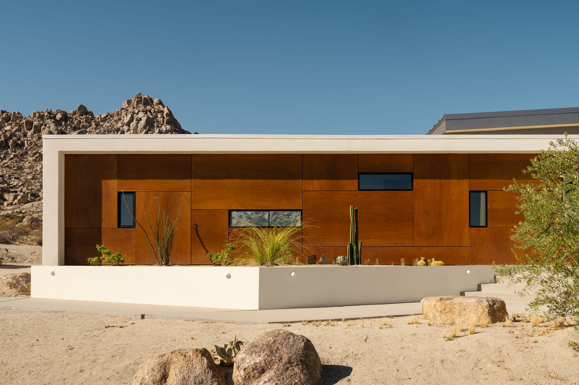 Natural wood in Joshua Tree, California Canyon View Glendale Road Residence 04