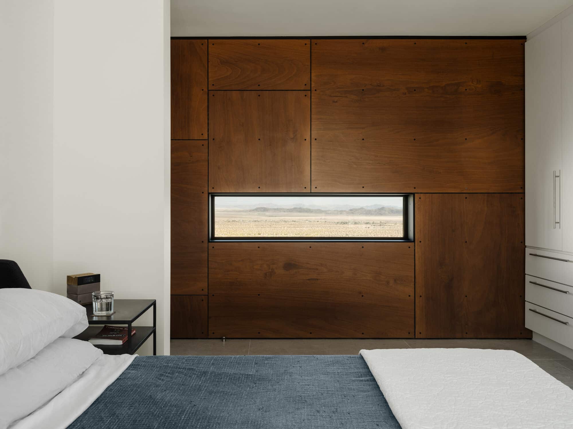 Natural wood in Joshua Tree, California Canyon View Glendale Road Residence 06