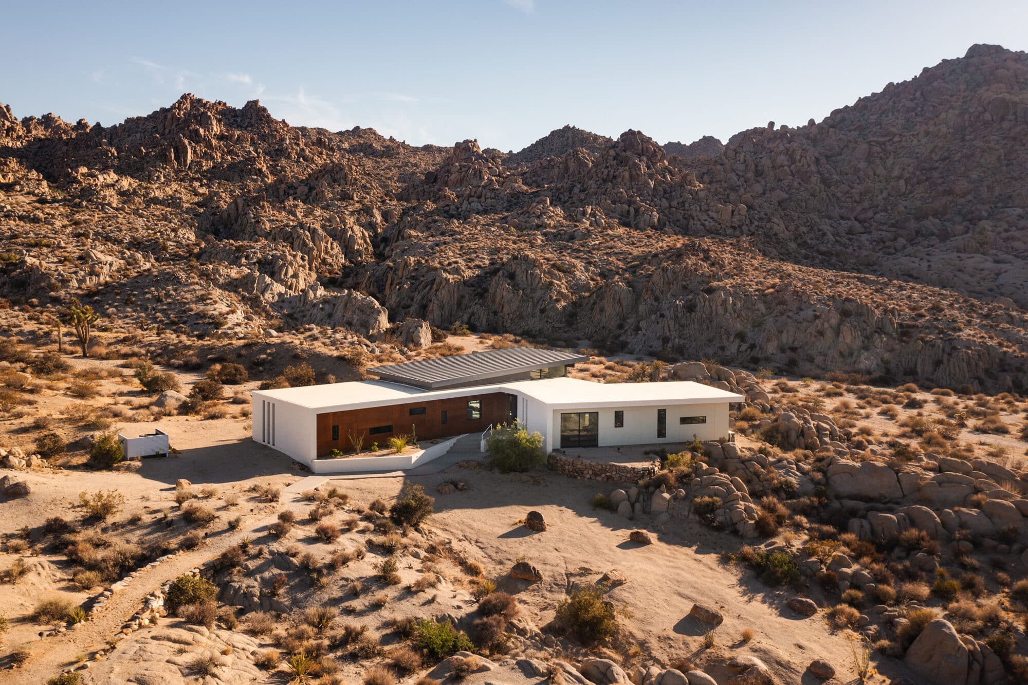 Natural wood in Joshua Tree, California Canyon View Glendale Road Residence 01