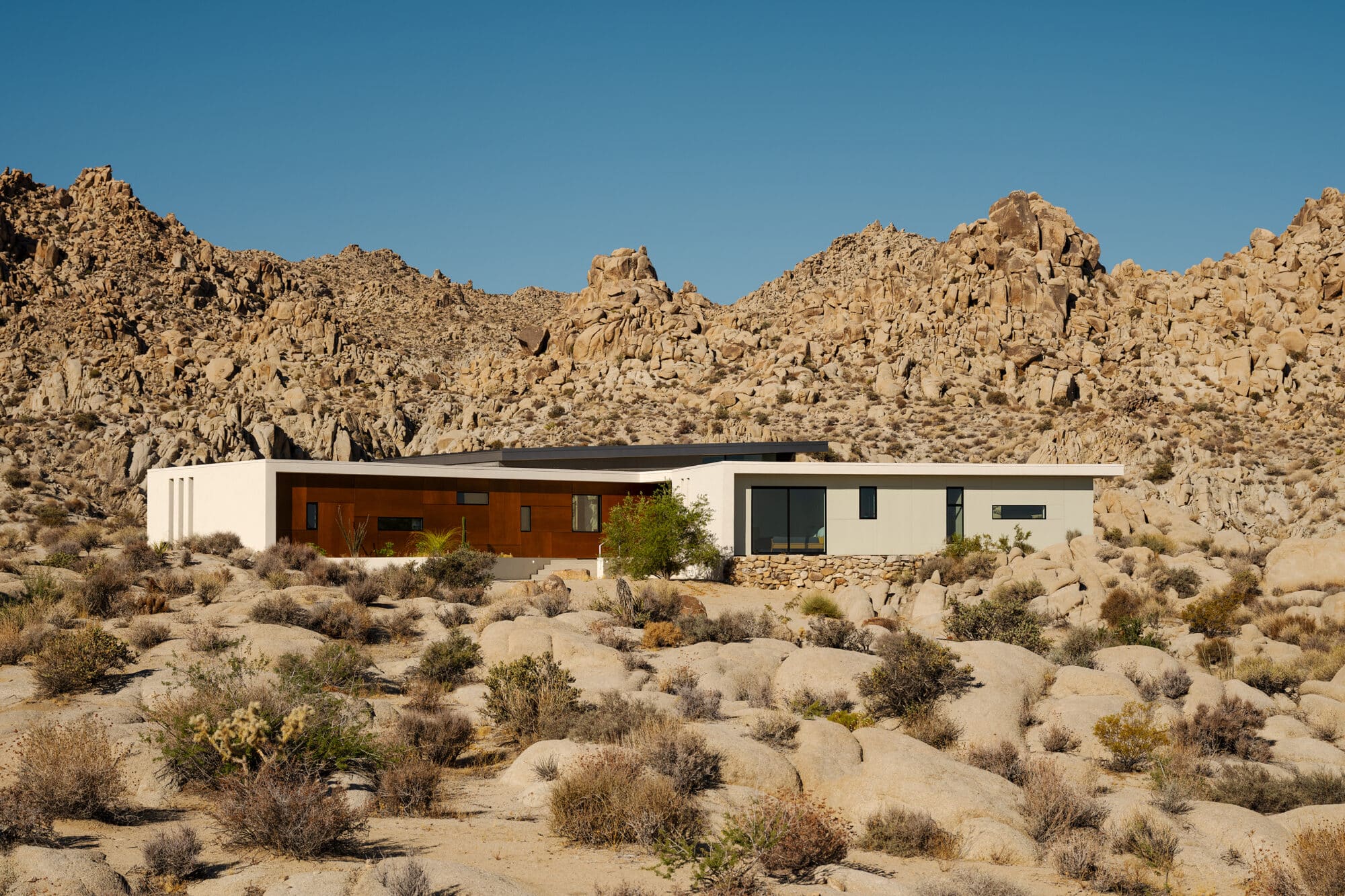Natural wood in Joshua Tree, California Canyon View Glendale Road Residence 02