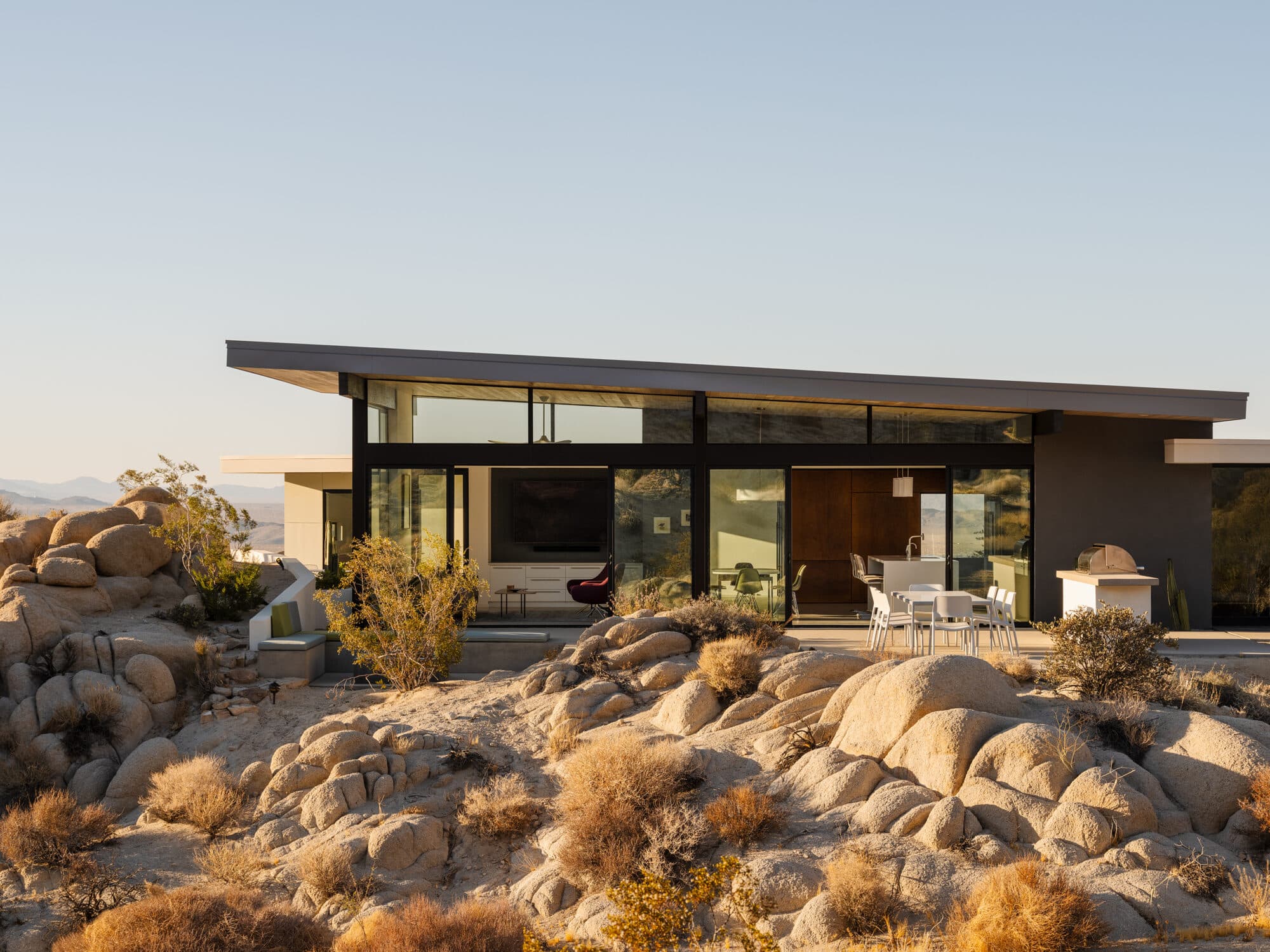 Natural wood in Joshua Tree, California Canyon View Glendale Road Residence 03